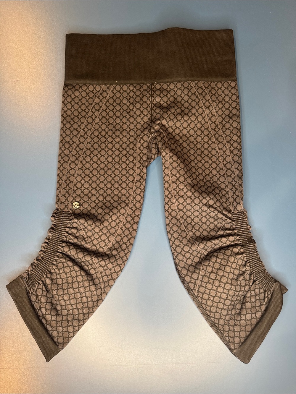 lululemon athletica black and gray Patterned Ruched Capri Leggings